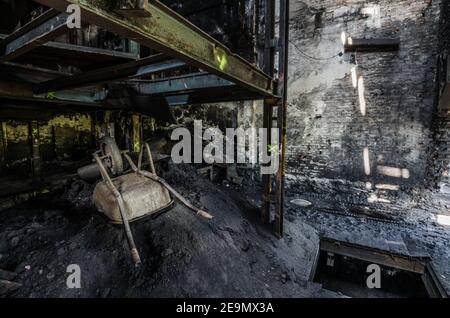 vieux outil et beaucoup de sable dans la fonderie abandonnée Banque D'Images