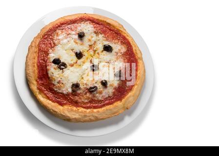 Une pizza sans gluten avec sauce tomate, fromage mozzarella et olives dans un plat blanc isolé sur blanc, espace copie, couche plate Banque D'Images