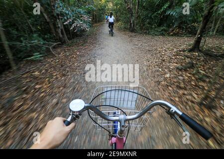 Vélo au parc et jardin botanique de Sri Nakhon Khuean Khan, Bang Krachao, Bangkok, Thaïlande Banque D'Images