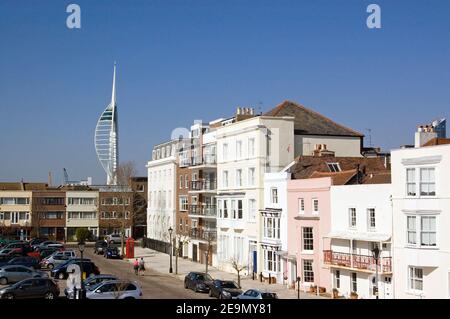 Vue sur la vieille ville de Portsmouth, Hampshire avec la Tour Spinnaker moderne au loin. Banque D'Images