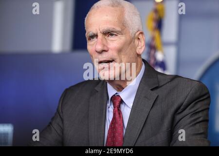 Washington, États-Unis. 05 février 2021. Jared Bernstein, membre du Conseil des conseillers économiques, s'entretient lors de la conférence de presse quotidienne dans la salle de presse Brady à la Maison Blanche le 05 février 2021 à Washington. (Photo d'Oliver Contreras/Sipa USA) Credit: SIPA USA/Alay Live News Banque D'Images