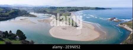 Playa de la Rabia et Arroyo del Capitan. Vue aérienne à marée basse. Parc naturel de l'Oyambre, San Vicente de la Barquera, Mer Cantabrique, Cantabrie, Espagne, Banque D'Images