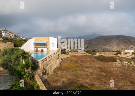 Folegandros, Grèce - 24 septembre 2020: Villa d'été avec piscine dans la belle île de Folegandros, Cyclades, Grèce Banque D'Images