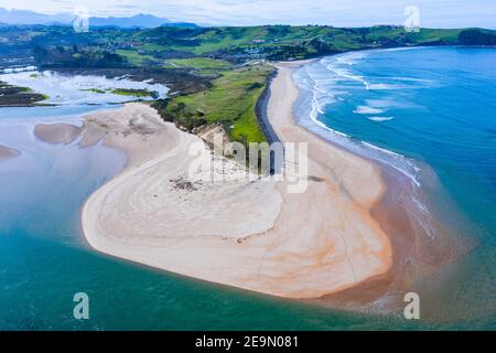 Playa de la Rabia et Arroyo del Capitan. Vue aérienne à marée basse. Parc naturel de l'Oyambre, San Vicente de la Barquera, Mer Cantabrique, Cantabrie, Espagne, Banque D'Images