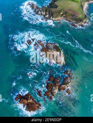 Playa de la Rabia et Arroyo del Capitan. Vue aérienne à marée basse. Parc naturel de l'Oyambre, San Vicente de la Barquera, Mer Cantabrique, Cantabrie, Espagne, Banque D'Images