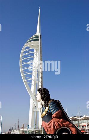 Vue sur le navire à tête de figurine de l'honorable George Vernon avec la tour Spinnaker située derrière Gunwharf Quays, Portsmouth, Hampshire. Banque D'Images