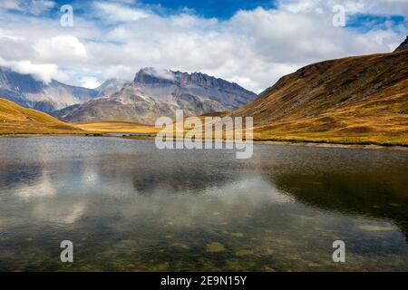 Lac alpin au Plan du Lac. Parc national de la Vanoise. Paysage de montagne. France. Europe. Banque D'Images