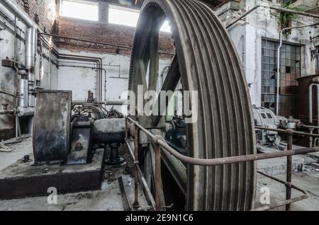 grande roue motrice dans une usine de papier abandonnée Banque D'Images