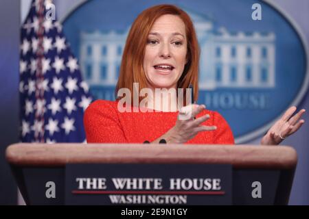 Washington, États-Unis. 05 février 2021. Le secrétaire de presse de la Maison Blanche, Jen Psaki, s'entretient avec les journalistes lors de la conférence de presse quotidienne dans la salle d'information de la presse Brady à la Maison Blanche le 05 février 2021 à Washington, DC. (Photo d'Oliver Contreras/Sipa USA) Credit: SIPA USA/Alay Live News Banque D'Images