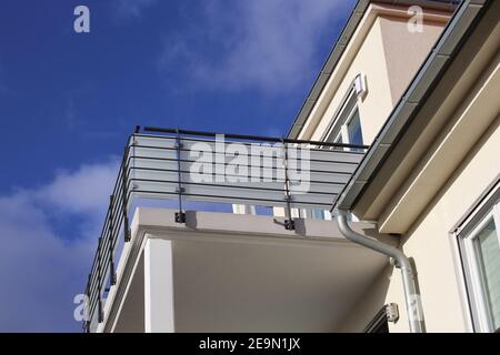 Grand balcon avec balustrade en verre et acier inoxydable Banque D'Images