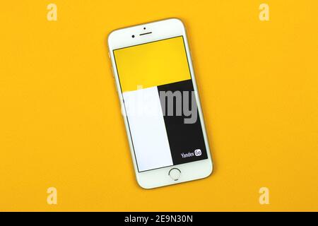 Kharkov, Ukraine - 5 février 2021: Yandex Go taxi app sur Apple smartphone, service de livraison plat de fond, copie de bannière d'espace, photo isolée Banque D'Images