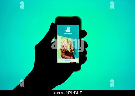 Barcelone, Catalogne, Espagne. 5 février 2021. Dans cette illustration, l'application Deliveroo affichée sur l'écran d'un smartphone. Credit: Thiago Prudencio/DAX/ZUMA Wire/Alay Live News Banque D'Images