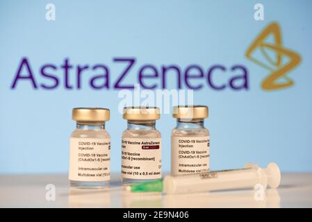 San Sebastian, Gipuzkoa, Espagne; 03 février 2021.trois flacons de vaccin Covid-19 avec formation au logotype astrazeneca pour injecter des professionnels de la santé et Banque D'Images