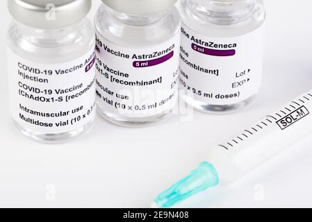 San Sebastian, Gipuzkoa, Espagne; 03 février 2021.trois flacons de vaccin Covid-19 à fond blanc pour injecter des professionnels de la santé et des personnes à risque Banque D'Images