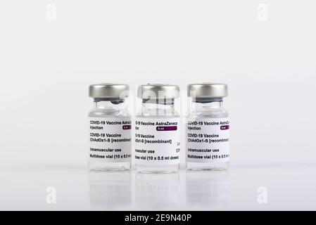 San Sebastian, Gipuzkoa, Espagne; 03 février 2021.trois flacons de vaccin Covid-19 à fond blanc pour injecter des professionnels de la santé et des personnes à risque Banque D'Images