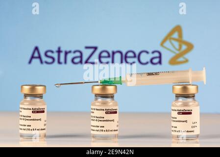 San Sebastian, Gipuzkoa, Espagne; 03 février 2021.trois flacons de vaccin Covid-19 avec formation au logotype astrazeneca pour injecter des professionnels de la santé et Banque D'Images