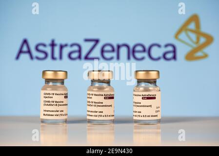 San Sebastian, Gipuzkoa, Espagne; 03 février 2021.trois flacons de vaccin Covid-19 avec formation au logotype astrazeneca pour injecter des professionnels de la santé et Banque D'Images