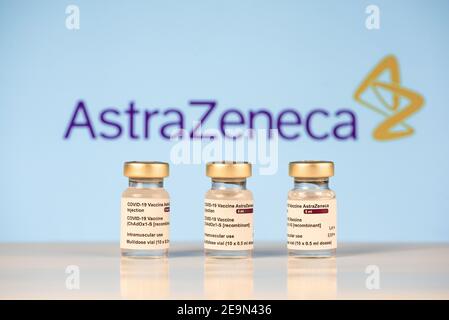 San Sebastian, Gipuzkoa, Espagne; 03 février 2021.trois flacons de vaccin Covid-19 avec formation au logotype astrazeneca pour injecter des professionnels de la santé et Banque D'Images