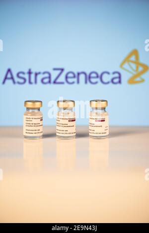 San Sebastian, Gipuzkoa, Espagne; 03 février 2021.trois flacons de vaccin Covid-19 avec formation au logotype astrazeneca pour injecter des professionnels de la santé et Banque D'Images