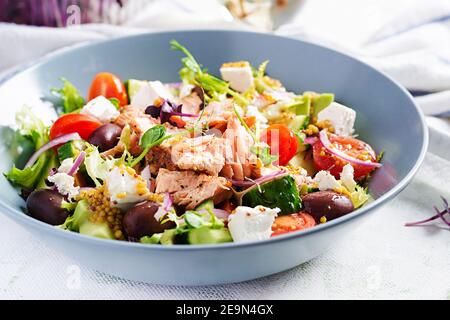 Déjeuner cétogène. Salade grecque au saumon grillé. Dîner sain. Keto, paleo régime. Banque D'Images
