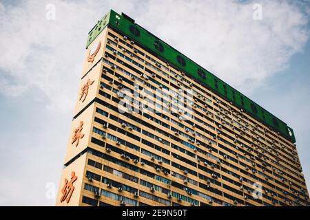Photo d'un immeuble résidentiel de grande hauteur dans Chinatown Singapour sous un ciel nuageux Banque D'Images