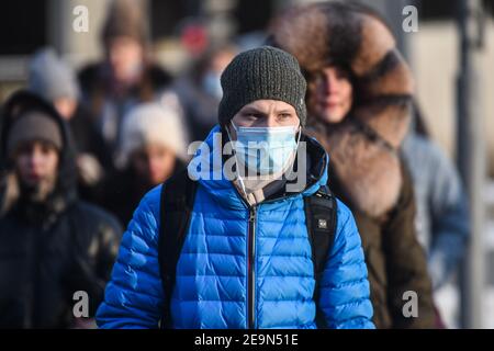 Moscou, Russie. 5 février 2021. Un piéton porte un masque facial à Moscou, en Russie, le 5 février 2021. La Russie a enregistré 16,688 nouveaux cas de coronavirus au cours des 24 dernières heures, portant le nombre national à 3,934,606, a déclaré le centre de réponse COVID-19 du pays dans une déclaration vendredi. Credit: Evgeny Sinitsyn/Xinhua/Alay Live News Banque D'Images