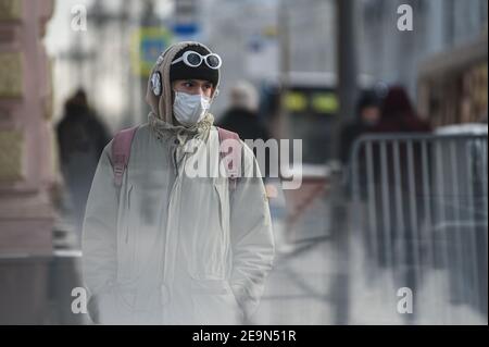 Moscou, Russie. 5 février 2021. Un piéton portant un masque facial marche à Moscou, en Russie, le 5 février 2021. La Russie a enregistré 16,688 nouveaux cas de coronavirus au cours des 24 dernières heures, portant le nombre national à 3,934,606, a déclaré le centre de réponse COVID-19 du pays dans une déclaration vendredi. Credit: Evgeny Sinitsyn/Xinhua/Alay Live News Banque D'Images