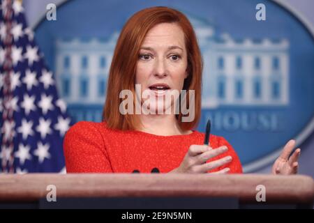 Washington, DC. 05 février 2021. Jen Psaki, Attachée de presse de la Maison Blanche, s'entretient avec les journalistes lors de la conférence de presse quotidienne dans la salle de presse Brady à la Maison Blanche le 05 février 2021 à Washington (photo d'Oliver Contreras/Sipa USA) crédit: Oliver Contreras/Pool via CNP | utilisation dans le monde crédit: dpa/Alay Live News Banque D'Images