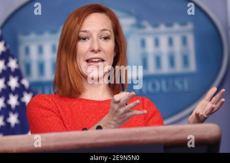 Washington, DC. 05 février 2021. Jen Psaki, Attachée de presse de la Maison Blanche, s'entretient avec les journalistes lors de la conférence de presse quotidienne dans la salle de presse Brady à la Maison Blanche le 05 février 2021 à Washington (photo d'Oliver Contreras/Sipa USA) crédit: Oliver Contreras/Pool via CNP | utilisation dans le monde crédit: dpa/Alay Live News Banque D'Images