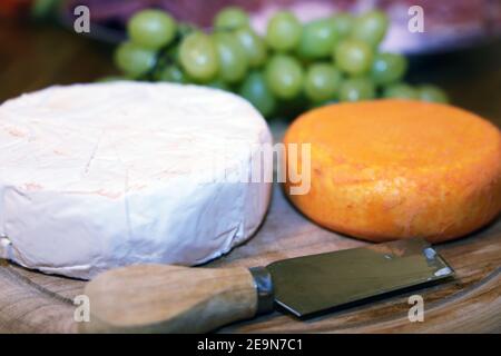 Plateau de fromages avec différents types de fromage doux et de raisins Banque D'Images