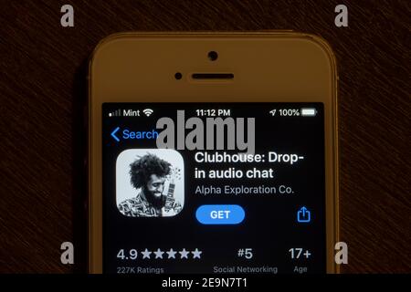L'application Clubhouse est visible sur un iPhone le 4 février 2021. Clubhouse est une application de réseautage social de chat audio sur invitation lancée par Alpha exploration Co Banque D'Images