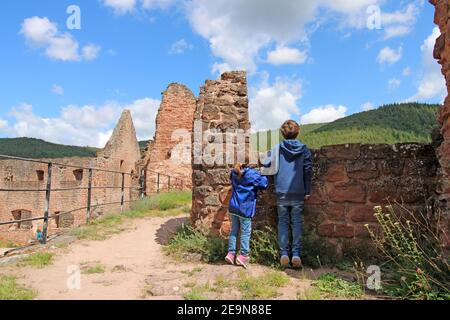 Garçon et fille sur une ruine de château dans la forêt du Palatinat (Allemagne), modèle libéré Banque D'Images