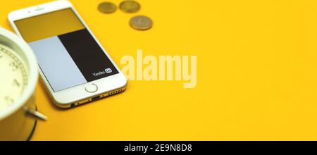 Kharkov, Ukraine - 5 février 2021: Yandex Go taxi app sur Apple smartphone, service de livraison plat bannière de fond, espace de copie et argent conept Banque D'Images