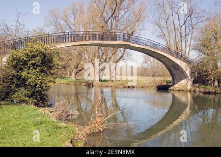 Le High Bridge, également connu sous le nom de Rainbow Bridge, surplombe la rivière Cherwell à Oxford University Parks, Oxford. Banque D'Images