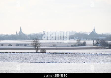 VADSTENA, SUÈDE- 5 FÉVRIER 2021 : photo d'hiver dans la ville de Vadstena. Neige et froid le vendredi et températures en baisse de -8 degrés. Banque D'Images