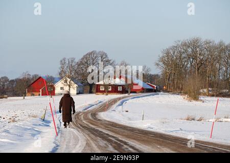 VADSTENA, SUÈDE- 5 FÉVRIER 2021 : photo d'hiver dans la ville de Vadstena. Neige et froid le vendredi et températures en baisse de -8 degrés. Banque D'Images