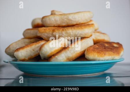 sur la table est un plat avec de délicieux gâteaux faits maison bourré de Banque D'Images