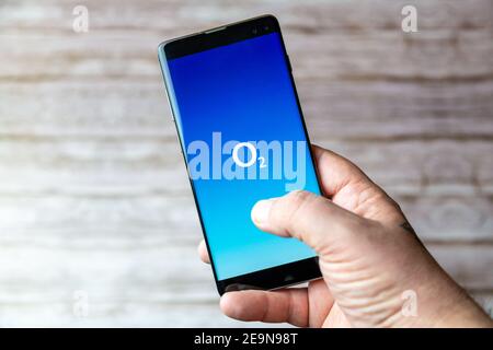 Un téléphone portable ou mobile en cours d'utilisation affichant le L'application mobile O2 s'ouvre à l'écran Banque D'Images