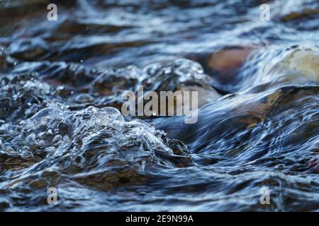 Gros plan sur l'eau de la rivière Cobblestone Banque D'Images