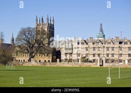 Vue sur les terrains de jeu en direction de l'historique Merton College, Oxford. Fait partie de l'Université d'Oxford. Banque D'Images