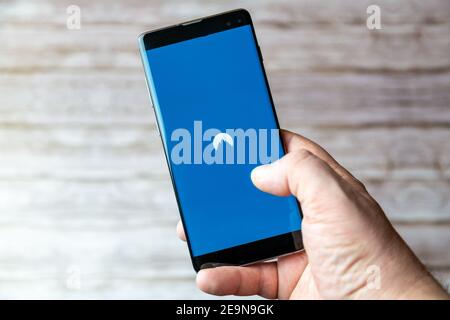 Un téléphone portable ou mobile en cours d'utilisation affichant le L'application Nord VPN est ouverte à l'écran Banque D'Images