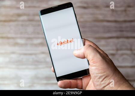 Un téléphone portable ou mobile en cours d'utilisation affichant le Application Babbel ouverte à l'écran Banque D'Images