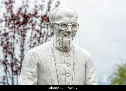 Statue en marbre blanc de Monseigneur Pasquale Macchi par Augusto Caravati dans le Mont Sacré de Varèse, site classé au patrimoine mondial de l'UNESCO. Banque D'Images