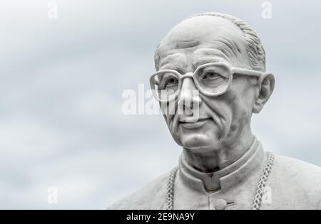 Statue en marbre blanc de Monseigneur Pasquale Macchi par Augusto Caravati dans le Mont Sacré de Varèse, site classé au patrimoine mondial de l'UNESCO. Banque D'Images