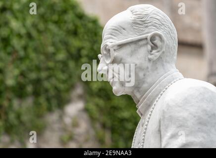 Statue en marbre blanc de Monseigneur Pasquale Macchi par Augusto Caravati dans le Mont Sacré de Varèse, site classé au patrimoine mondial de l'UNESCO. Banque D'Images