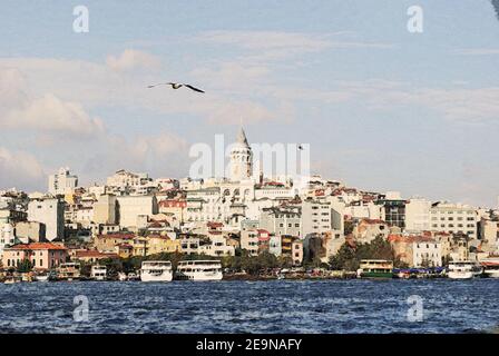 Quartier de Galata avec la célèbre Tour de Galata au-dessus de la Corne d'Or, Istanbul, Turquie. La tour de Galata est l'une des principales attractions touristiques de la ville. Banque D'Images