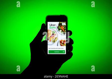 Sur cette photo, l'application Uber Eats s'affiche sur l'écran d'un smartphone. Banque D'Images