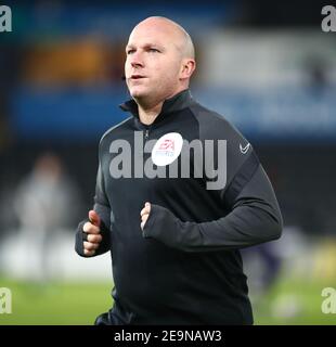 Liberty Stadium, Swansea, Glamorgan, Royaume-Uni. 5 février 2021. Championnat de football de la Ligue anglaise de football, Swansea City versus Norwich City; l'arbitre Simon Hooper se réchauffe avant le match crédit: Action plus Sports/Alay Live News Banque D'Images