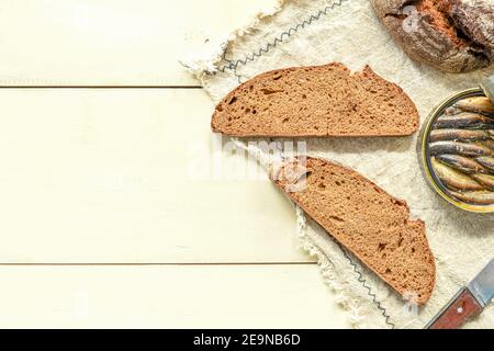 Sandwich avec des rats. Sprat dans l'huile. Sur fond en bois. Banque D'Images
