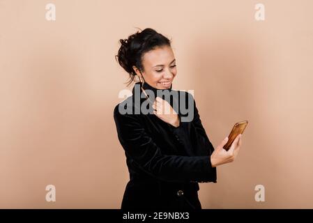 Portrait d'une femme d'affaires noire portant un masque facial pendant une épidémie virale dans un studio. Banque D'Images